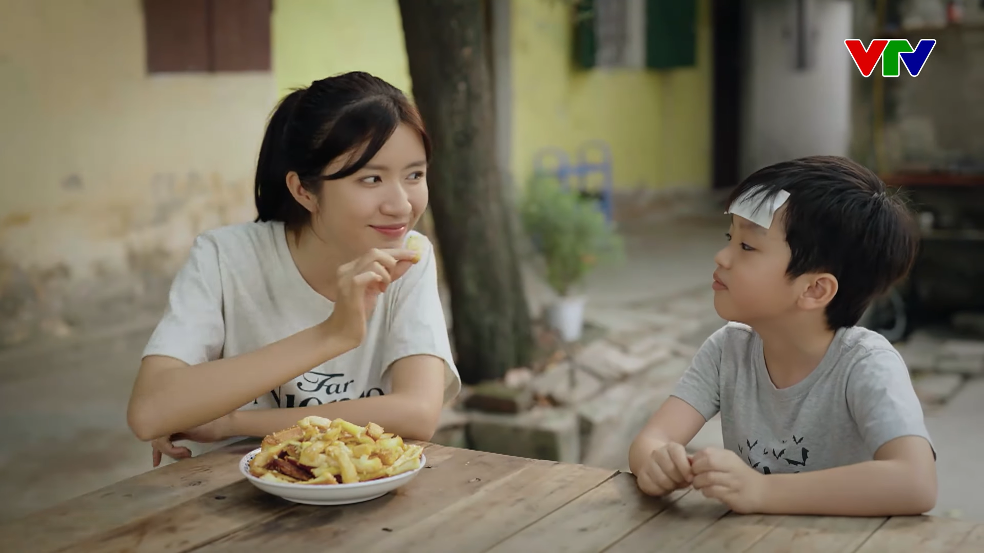 'Dịu dàng màu nắng' với màn 'Quảng cáo bánh mì' gây bão cộng đồng mạng