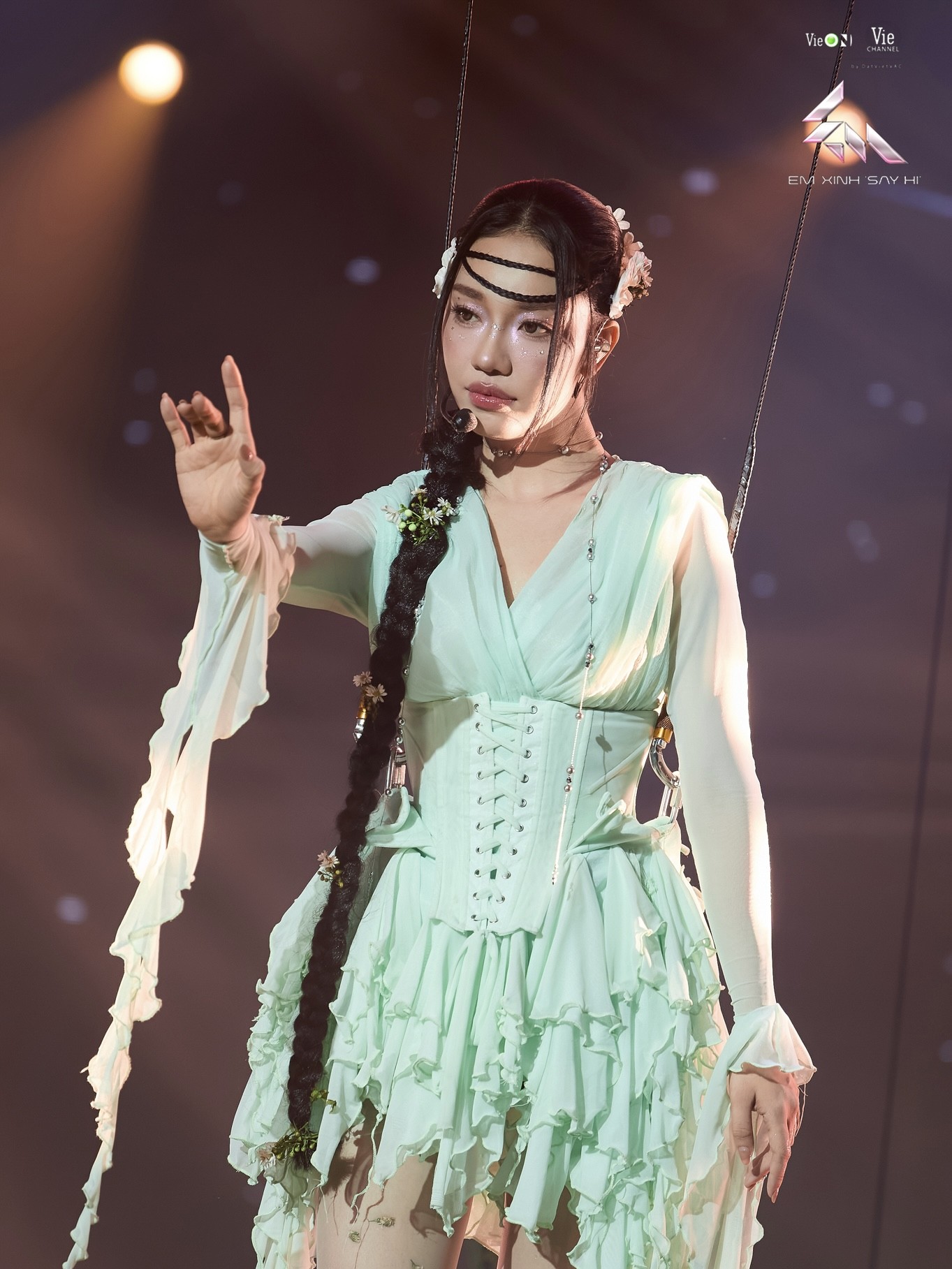 Hoàng Duyên khoe khả năng nhảy chuyên nghiệp khi kết hợp 'Quán quân nhảy quốc tế' Sơn Lâm trong 'She never cries'