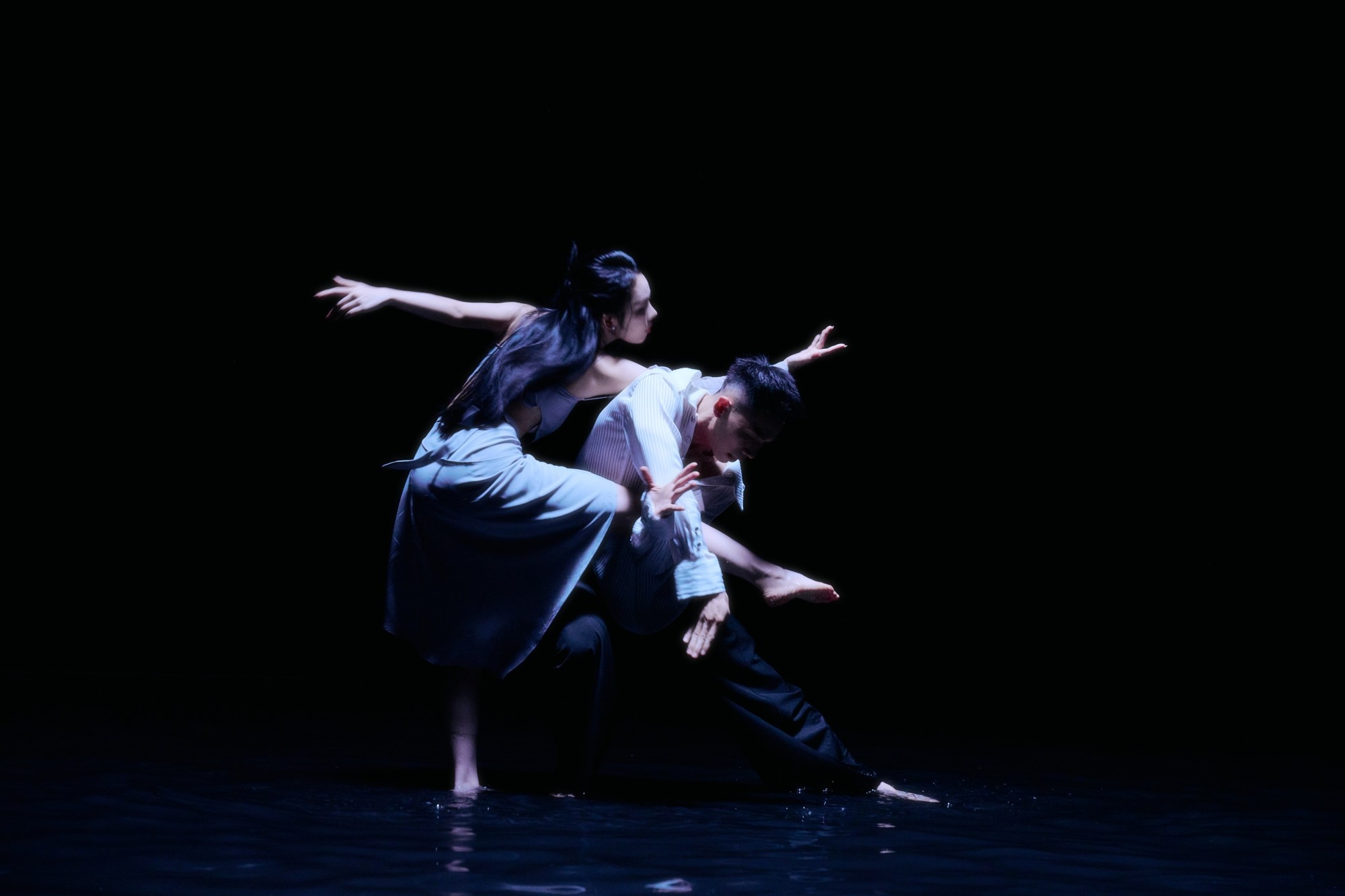 Hoàng Duyên khoe khả năng nhảy chuyên nghiệp khi kết hợp 'Quán quân nhảy quốc tế' Sơn Lâm trong 'She never cries'