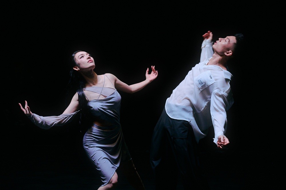 Hoàng Duyên khoe khả năng nhảy chuyên nghiệp khi kết hợp 'Quán quân nhảy quốc tế' Sơn Lâm trong 'She never cries'