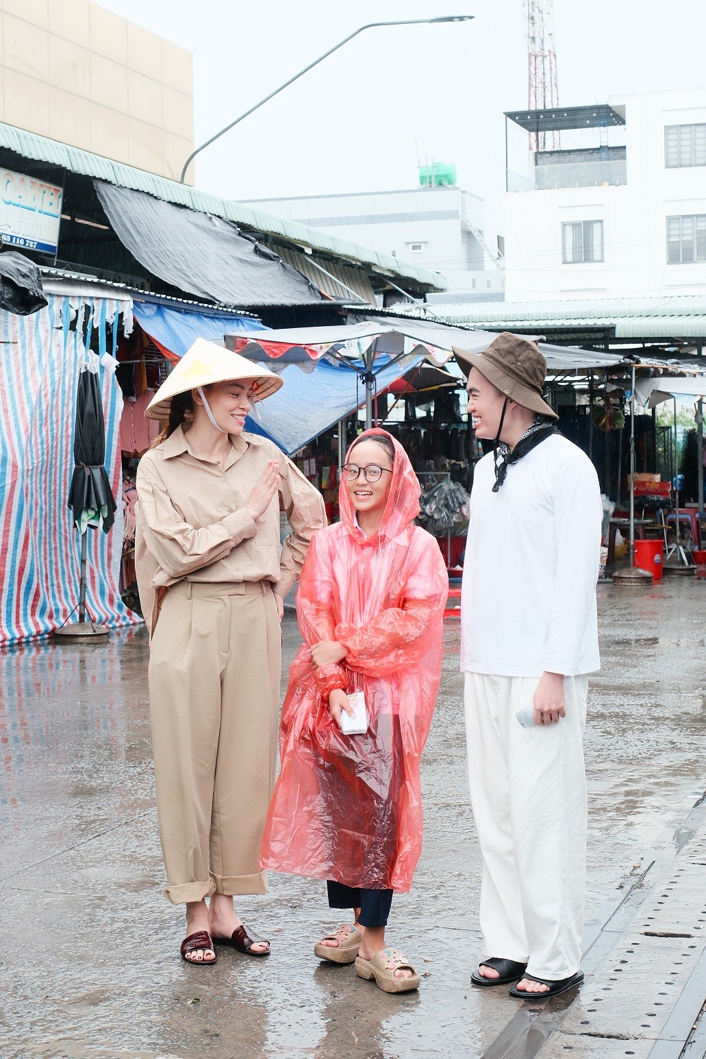 Hồ Ngọc Hà, Tina Thảo Thi đội mưa đi bán vé số cùng bé gái 12 tuổi bị bệnh tim