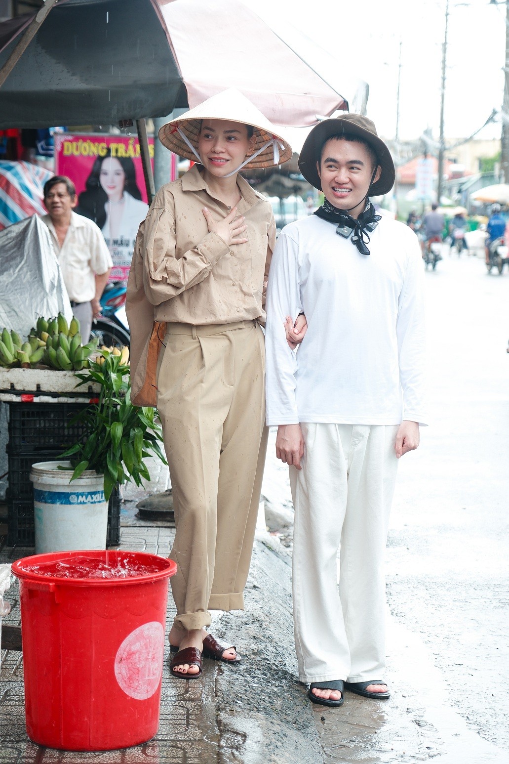 Hồ Ngọc Hà, Tina Thảo Thi đội mưa đi bán vé số cùng bé gái 12 tuổi bị bệnh tim