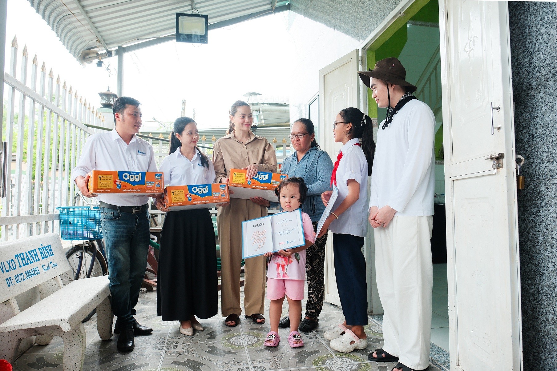 Hồ Ngọc Hà, Tina Thảo Thi đội mưa đi bán vé số cùng bé gái 12 tuổi bị bệnh tim