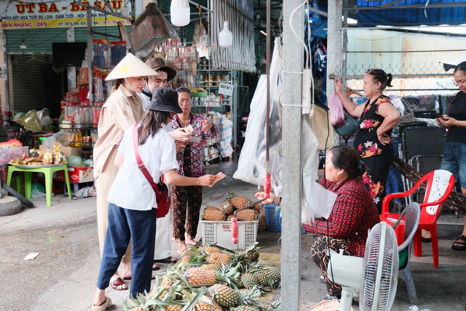 Hồ Ngọc Hà, Tina Thảo Thi đội mưa đi bán vé số cùng bé gái 12 tuổi bị bệnh tim
