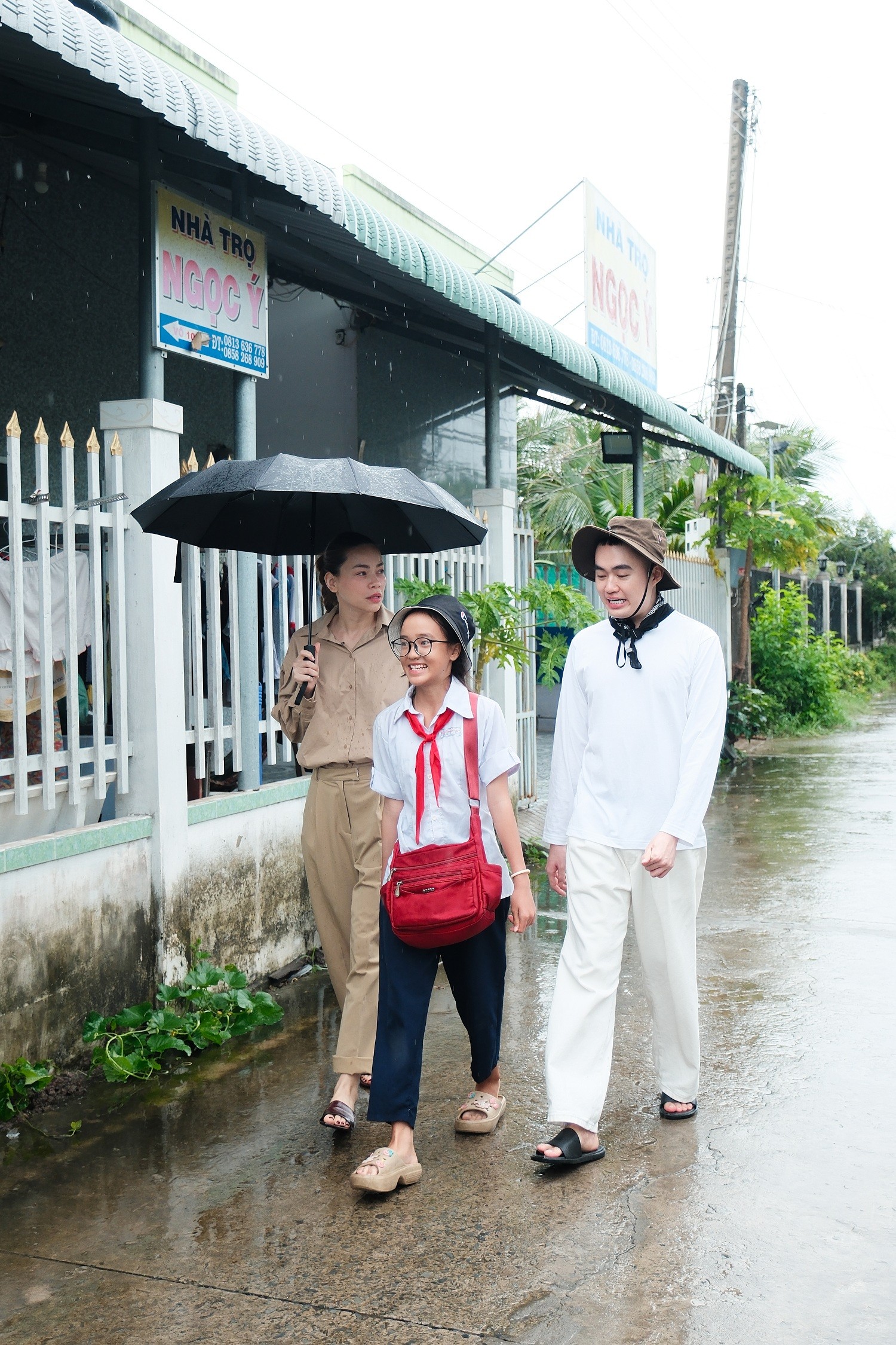 Hồ Ngọc Hà, Tina Thảo Thi đội mưa đi bán vé số cùng bé gái 12 tuổi bị bệnh tim