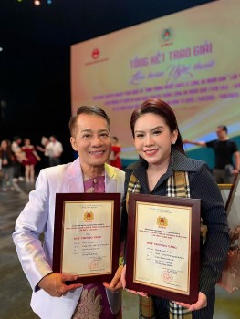 NSƯT Minh Nhí, Bình Tinh rơi nước mắt khi nhận Huy chương vàng với vai diễn đặc biệt trong vở kịch 'Cuộc đoàn tụ cảm xúc'
