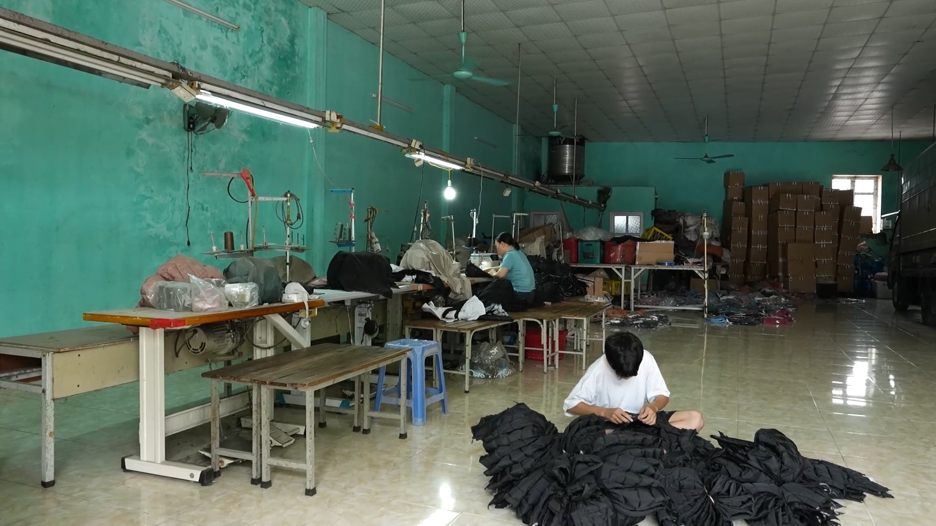 'Mái ấm gia đình Việt': MC Thanh Thảo, Lương Thu Trang và Đỗ Hoàng Hiệp nghẹn lòng trước nỗi đau mất cha của các em nhỏ mồ côi