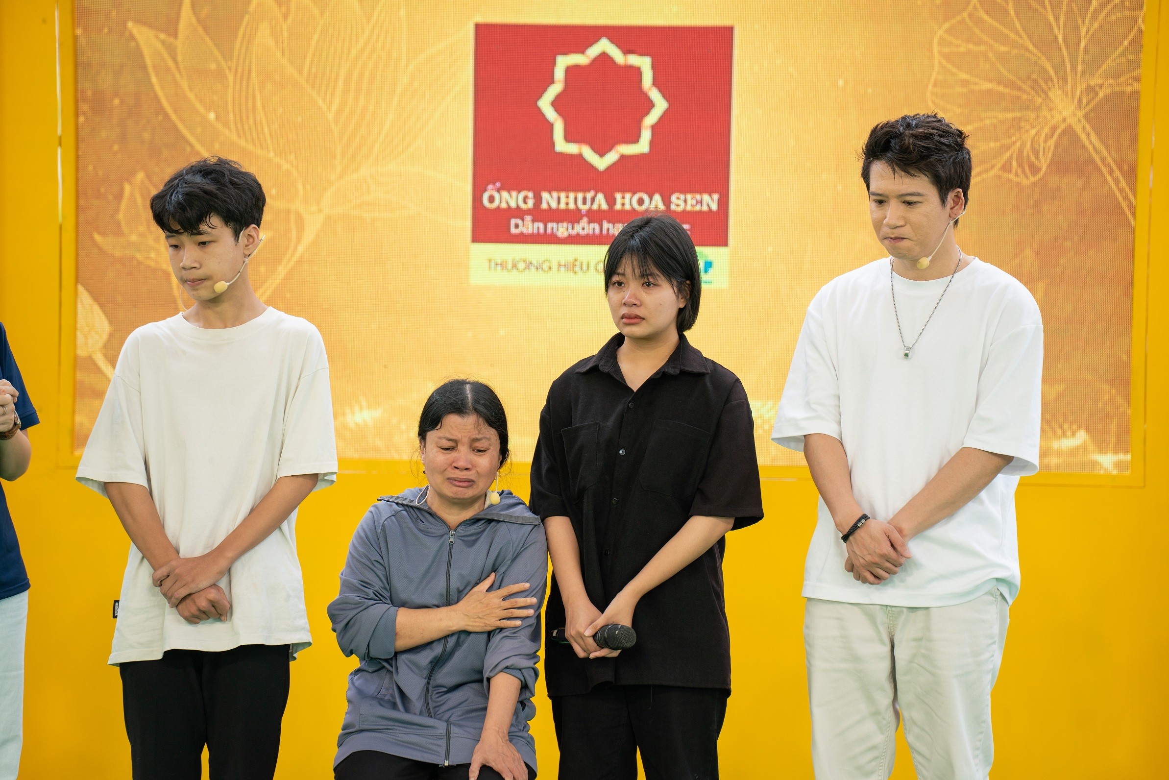 'Mái ấm gia đình Việt': MC Thanh Thảo, Lương Thu Trang và Đỗ Hoàng Hiệp nghẹn lòng trước nỗi đau mất cha của các em nhỏ mồ côi