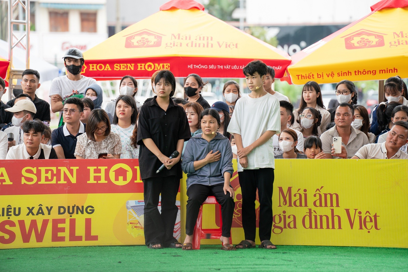 'Mái ấm gia đình Việt': MC Thanh Thảo, Lương Thu Trang và Đỗ Hoàng Hiệp nghẹn lòng trước nỗi đau mất cha của các em nhỏ mồ côi
