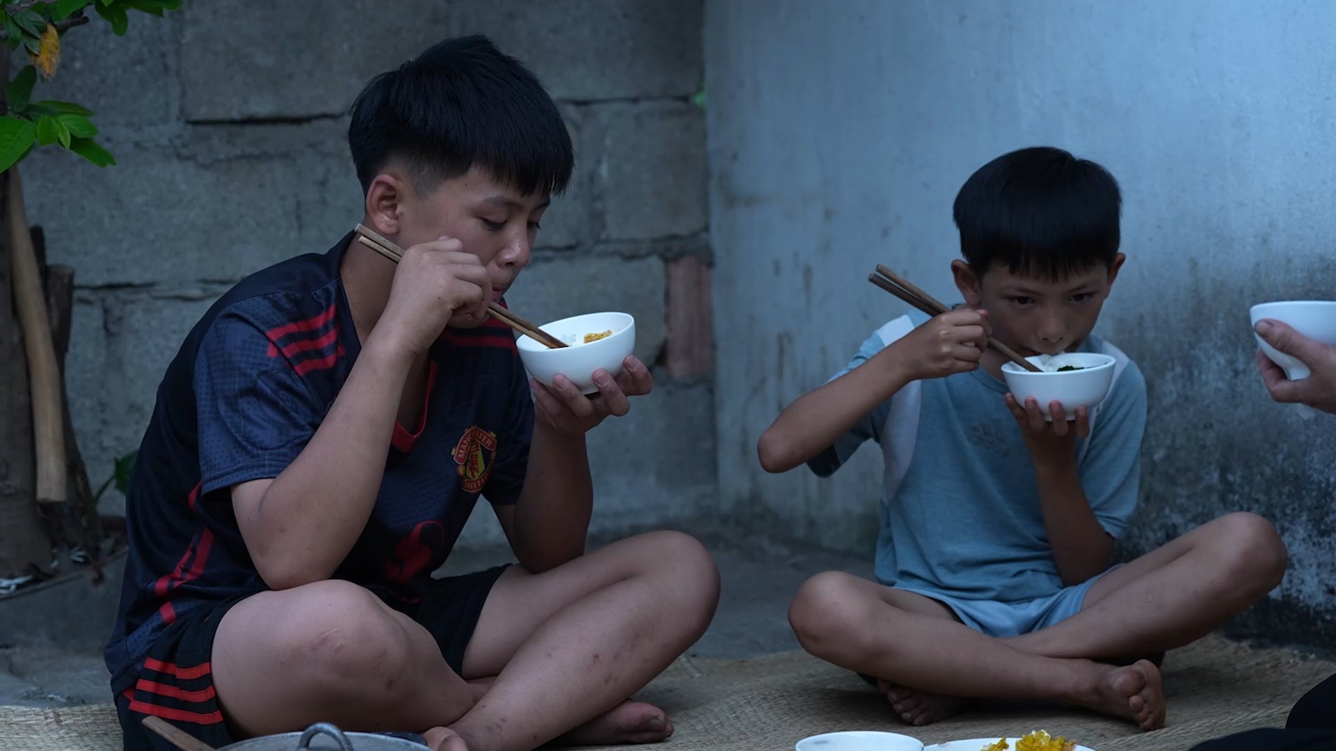 'Mái ấm gia đình Việt': MC Thanh Thảo, Lương Thu Trang và Đỗ Hoàng Hiệp nghẹn lòng trước nỗi đau mất cha của các em nhỏ mồ côi