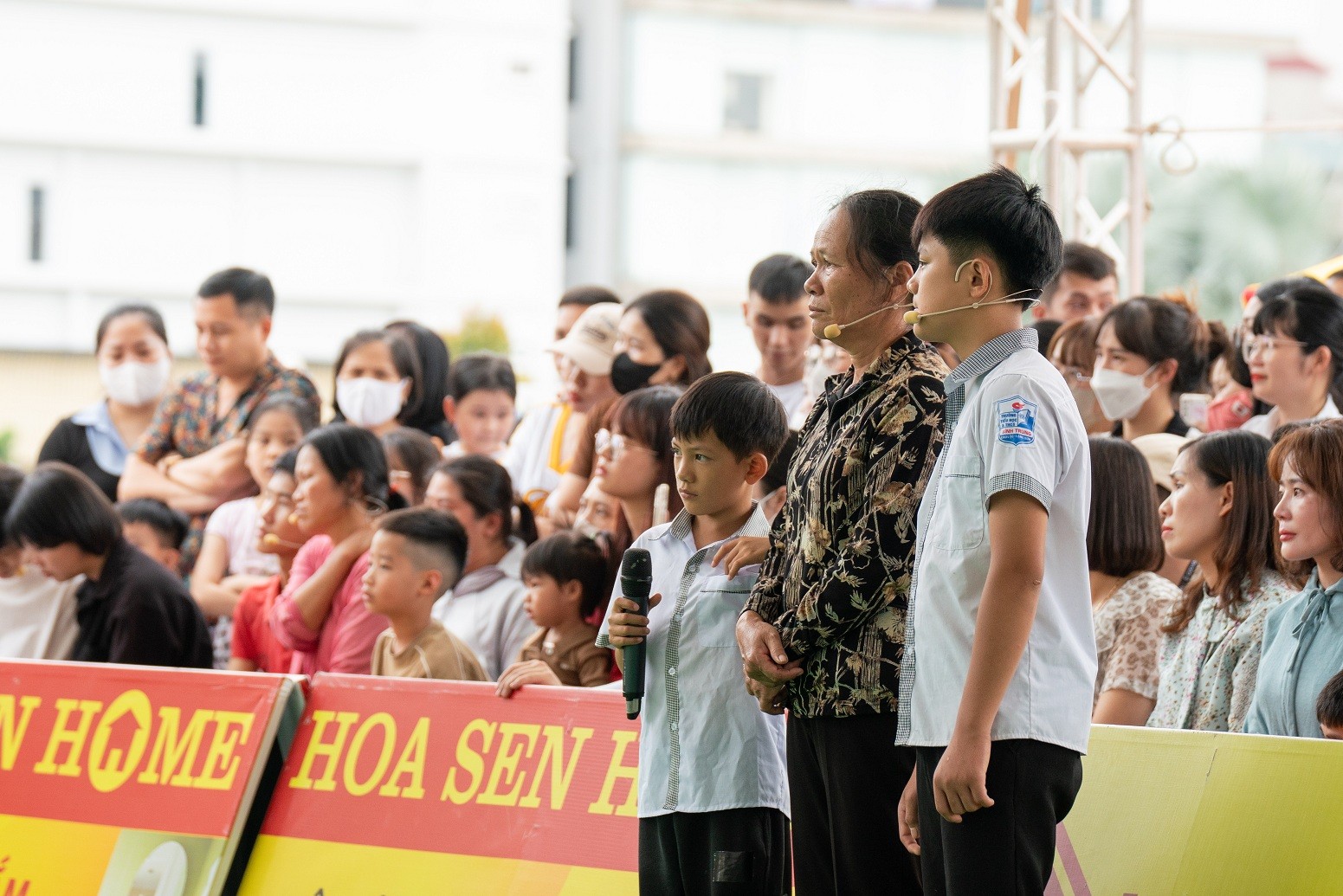 'Mái ấm gia đình Việt': MC Thanh Thảo, Lương Thu Trang và Đỗ Hoàng Hiệp nghẹn lòng trước nỗi đau mất cha của các em nhỏ mồ côi