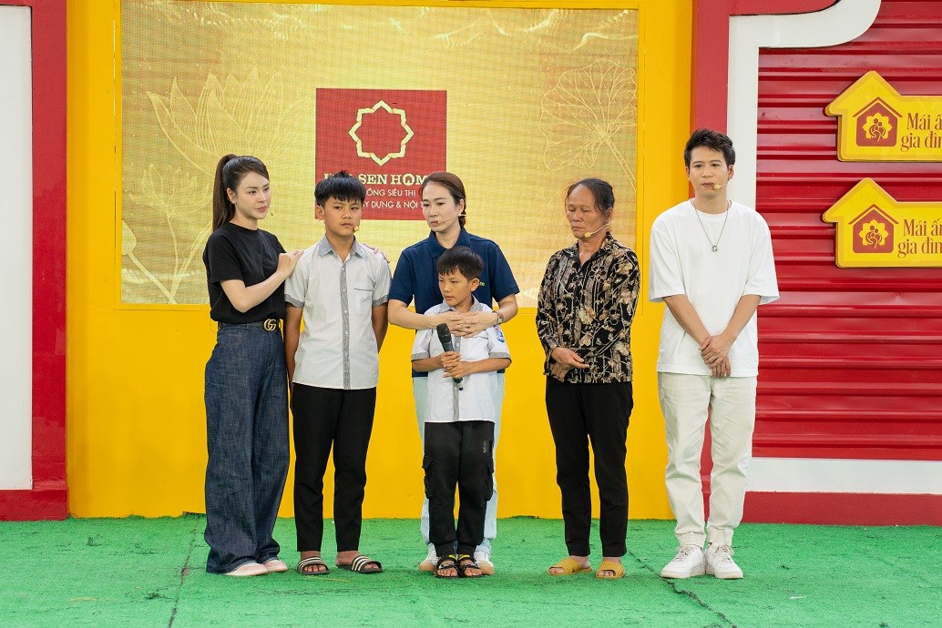 'Mái ấm gia đình Việt': MC Thanh Thảo, Lương Thu Trang và Đỗ Hoàng Hiệp nghẹn lòng trước nỗi đau mất cha của các em nhỏ mồ côi
