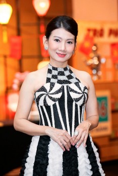 NSND Mỹ Uyên gây xôn xao với khoảnh khắc 'khóa môi' trong tiệc sinh nhật