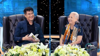 'Kính đa chiều': Nhà thơ - họa sĩ Hồng Lĩnh mang tranh thơ triển lãm quốc tế, được dịch sang nhiều thứ tiếng