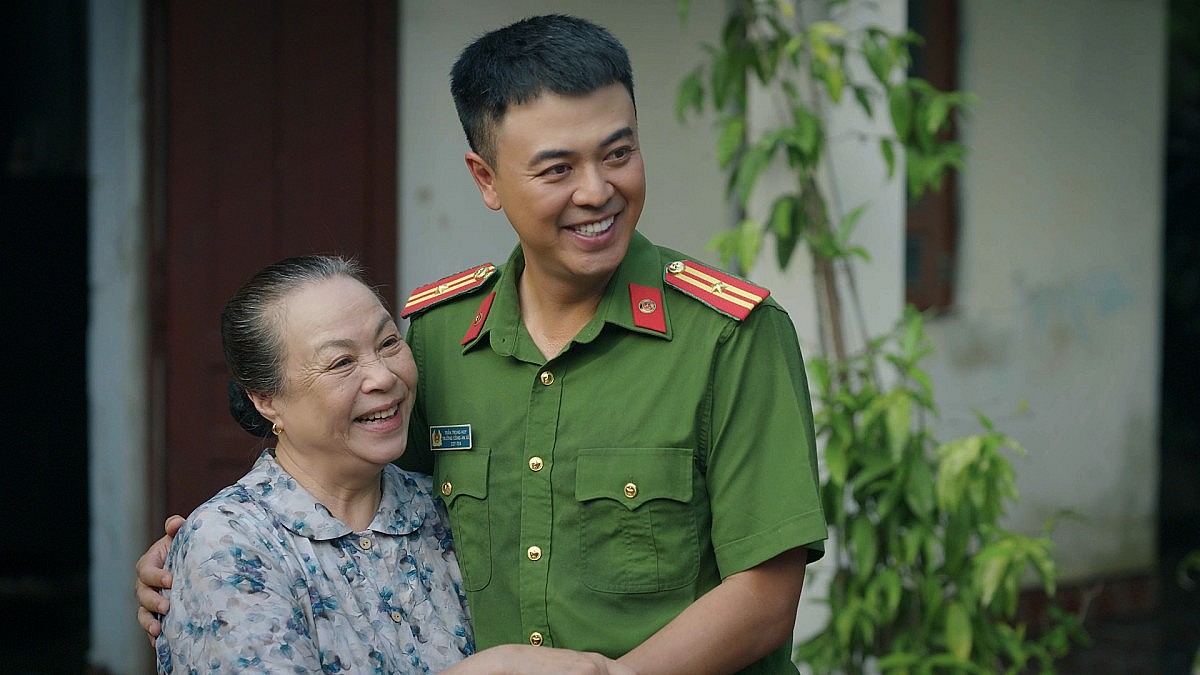 Tuấn Tú mất ăn, mất ngủ với vai trưởng công an xã trong phim chính luận