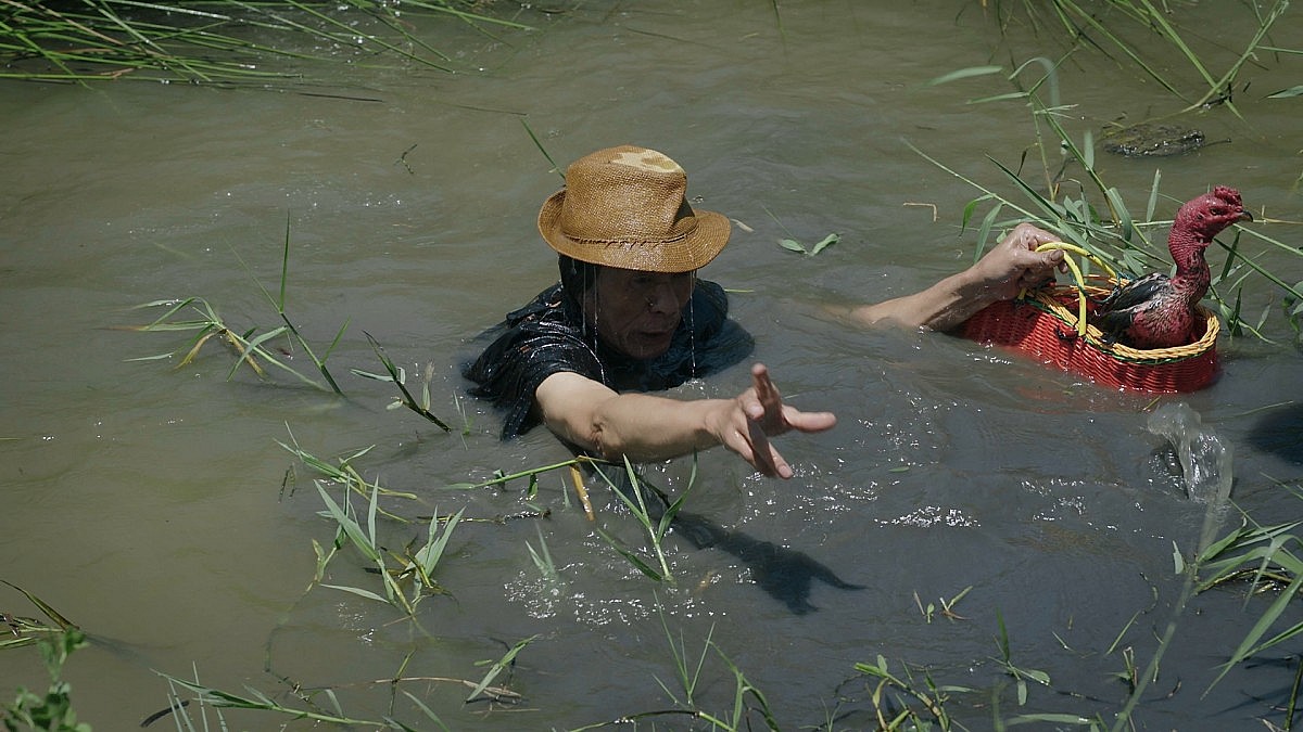 Tuấn Tú mất ăn, mất ngủ với vai trưởng công an xã trong phim chính luận
