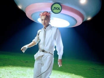 Jsol hé lộ teaser MV 'Dán mắt': Hội tụ 5 'Anh trai 'Say Hi', còn có cả… đĩa bay