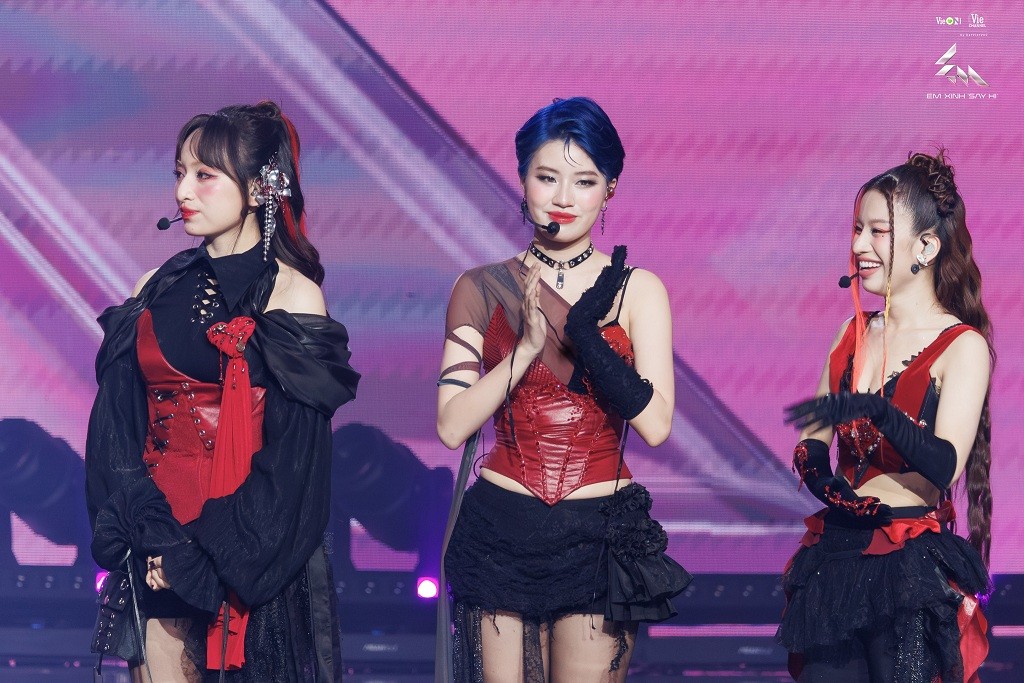 'Em xinh 'Say Hi' tập 8: Em xinh LyHan suýt ngất trên sân khấu, lần đầu chia sẻ cảm giác cô đơn suốt cuộc đời