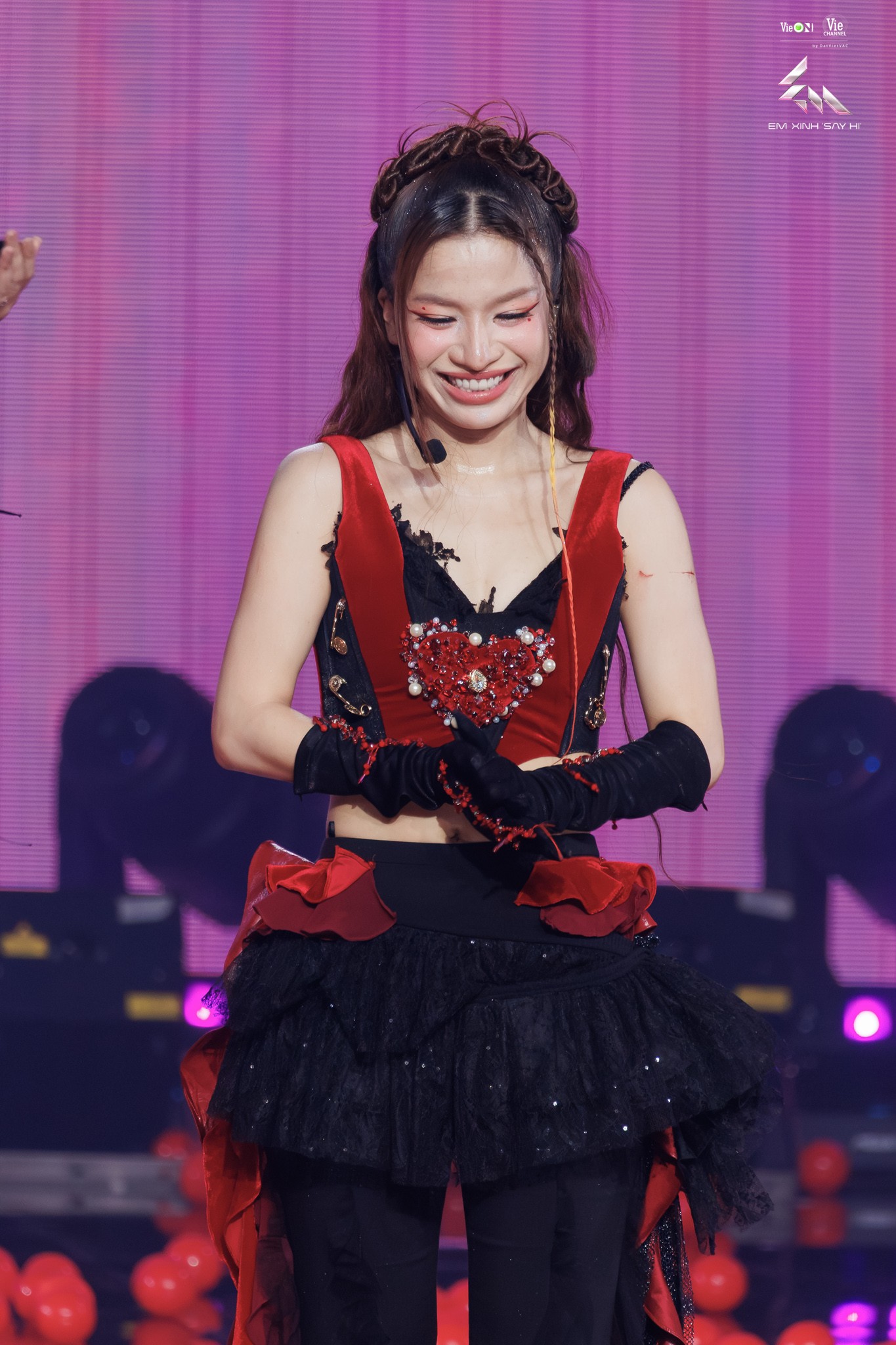 'Em xinh 'Say Hi' tập 8: Em xinh LyHan suýt ngất trên sân khấu, lần đầu chia sẻ cảm giác cô đơn suốt cuộc đời