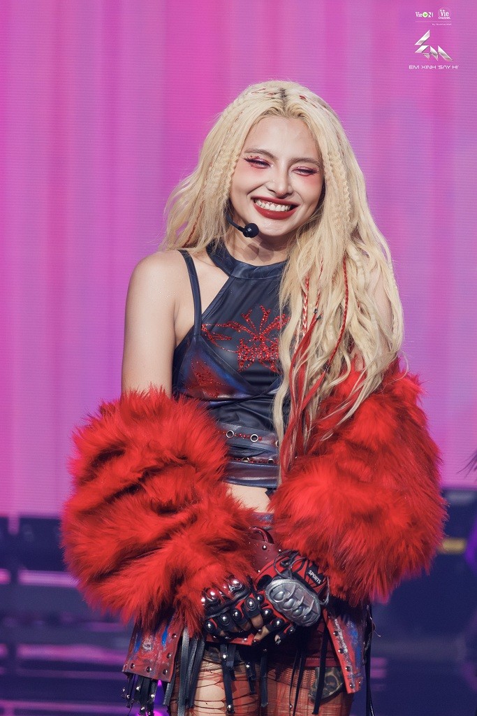 'Em xinh 'Say Hi' tập 8: Em xinh LyHan suýt ngất trên sân khấu, lần đầu chia sẻ cảm giác cô đơn suốt cuộc đời