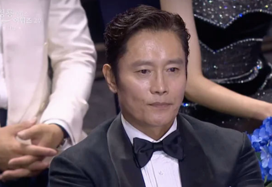 Giải thưởng Rồng Xanh gây tranh cãi vì 'bỏ quên' Lee Byung Hun