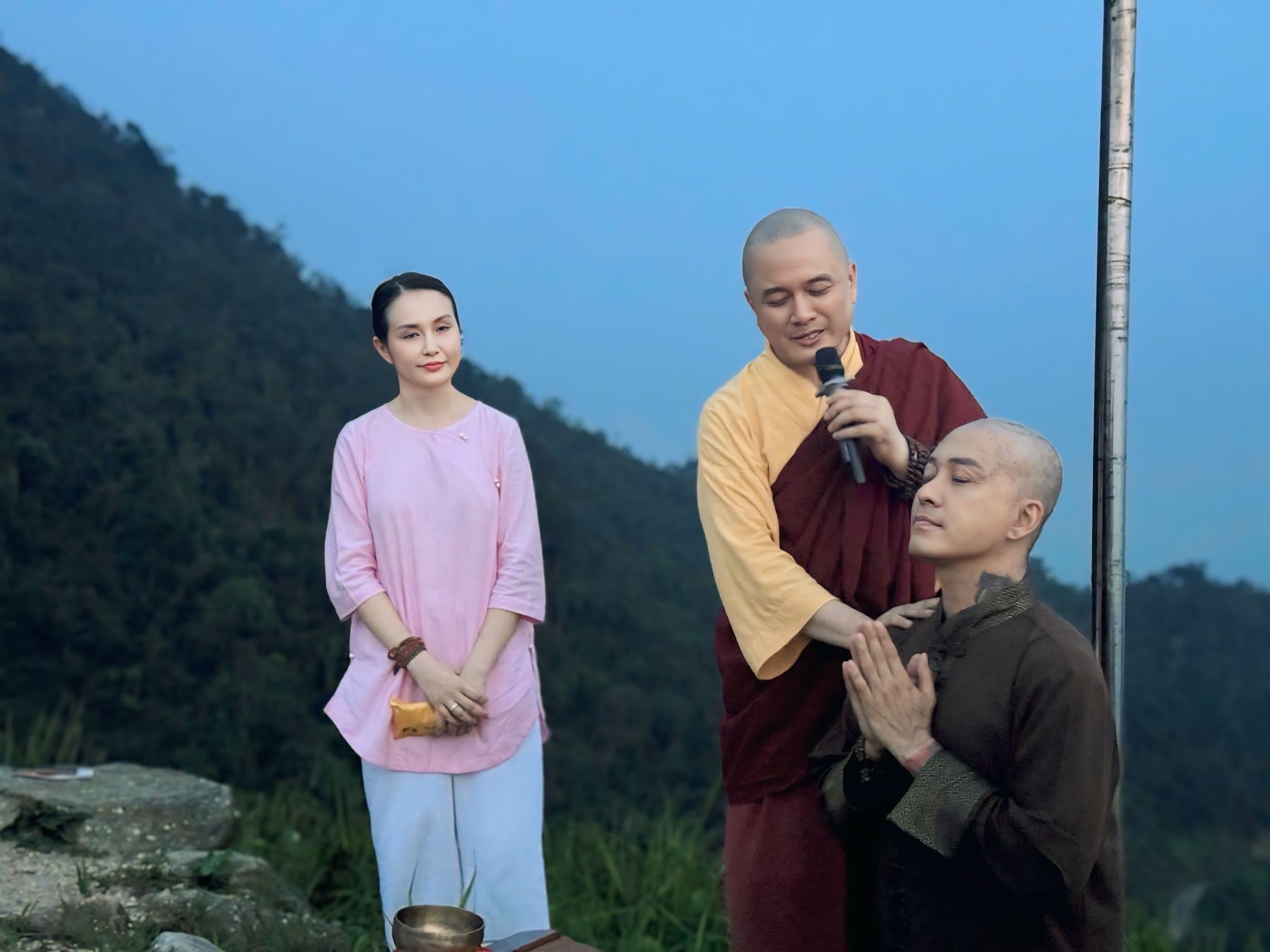 Ca sĩ Tuấn Hưng cạo trọc đầu tại Yên Tử, lý do là gì?