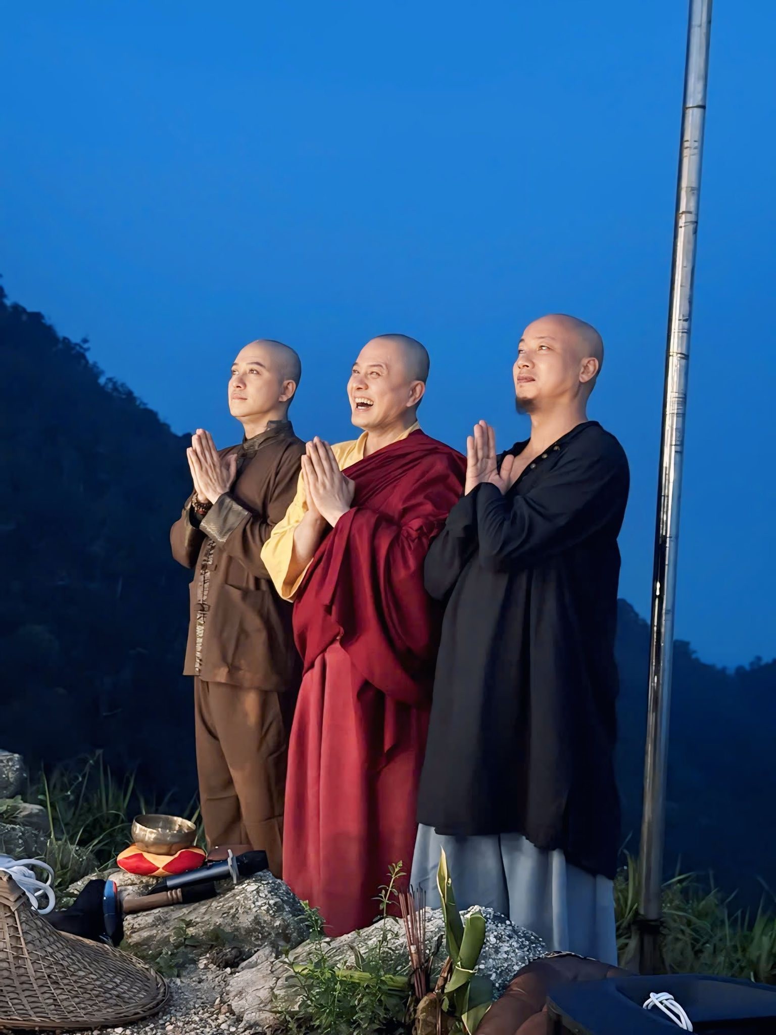 Ca sĩ Tuấn Hưng cạo trọc đầu tại Yên Tử, lý do là gì?