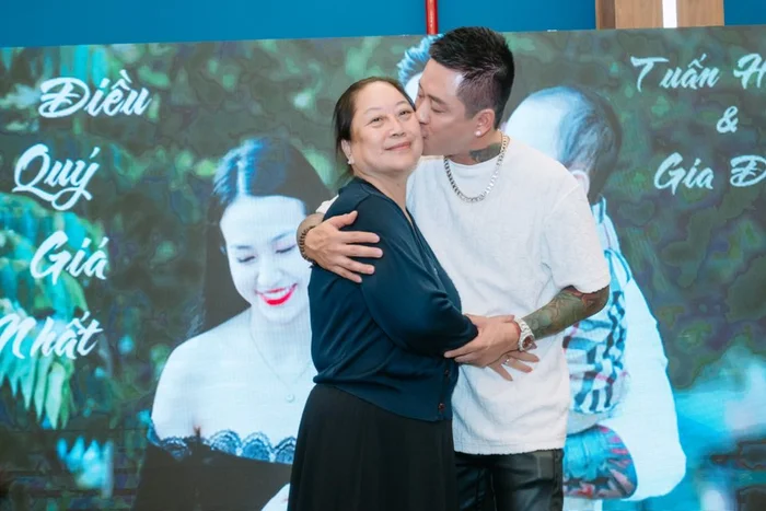 Ca sĩ Tuấn Hưng cạo trọc đầu tại Yên Tử, lý do là gì?