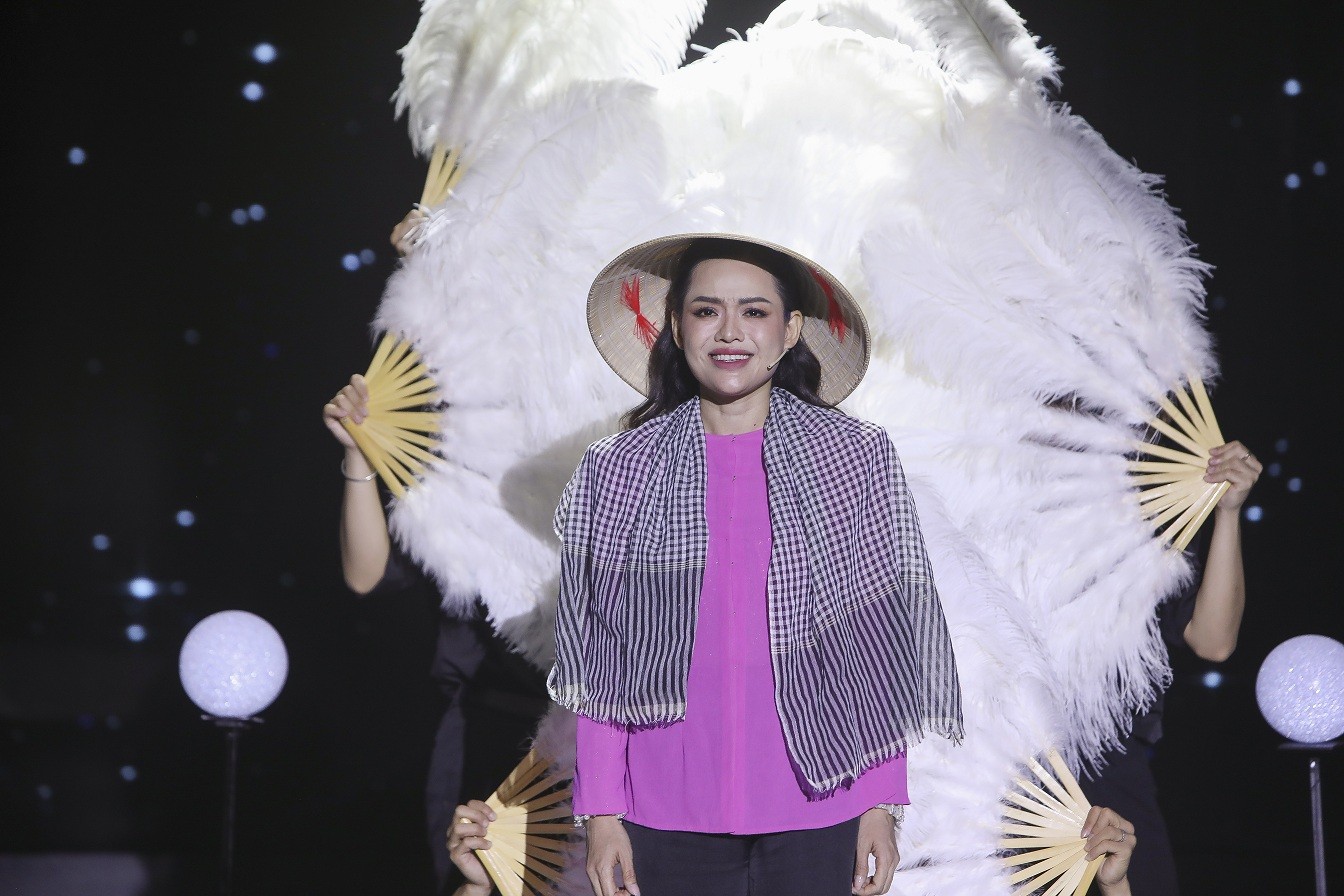 'Tình Bolero 2025': Diễn viên Hiền Trang biến hóa liên tục, thay trang phục 2 lần trên sân khấu