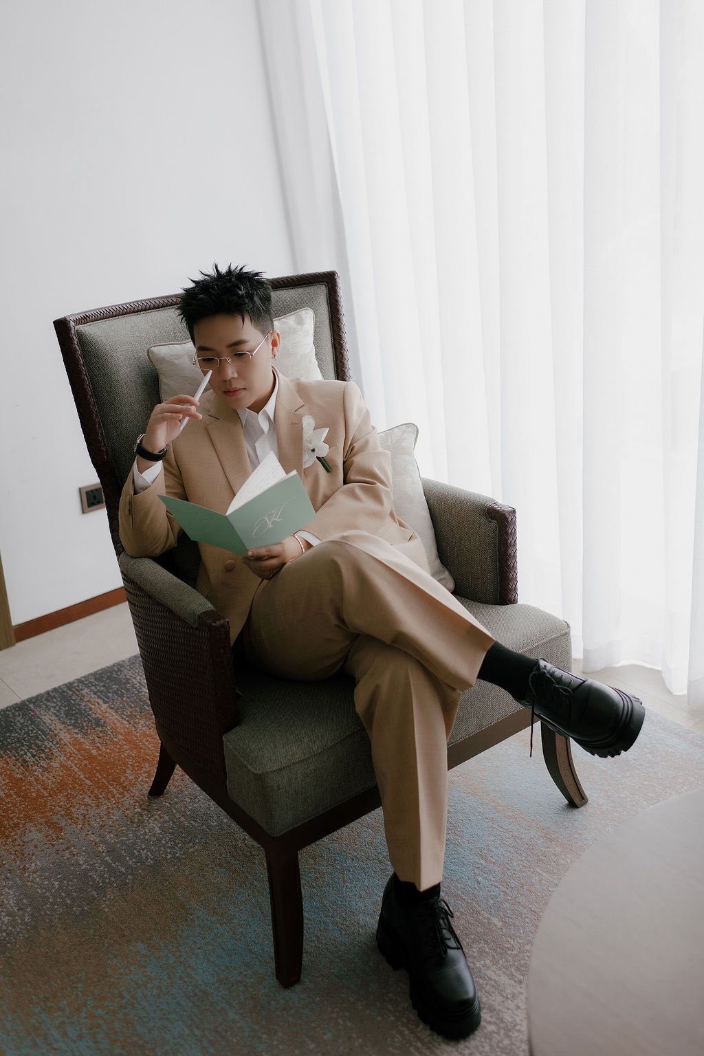 Kai Đinh viết hẳn một ca khúc để được… hôn vợ, EP nhạc cưới mời cả Đức Phúc, Erik, Orange, Amee