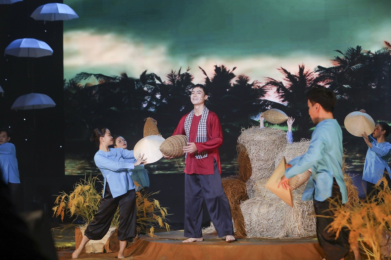 'Tình Bolero 2025': Diễn viên Hiền Trang biến hóa liên tục, thay trang phục 2 lần trên sân khấu