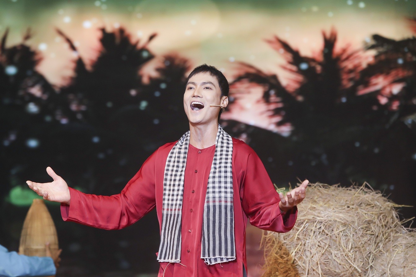 'Tình Bolero 2025': Diễn viên Hiền Trang biến hóa liên tục, thay trang phục 2 lần trên sân khấu