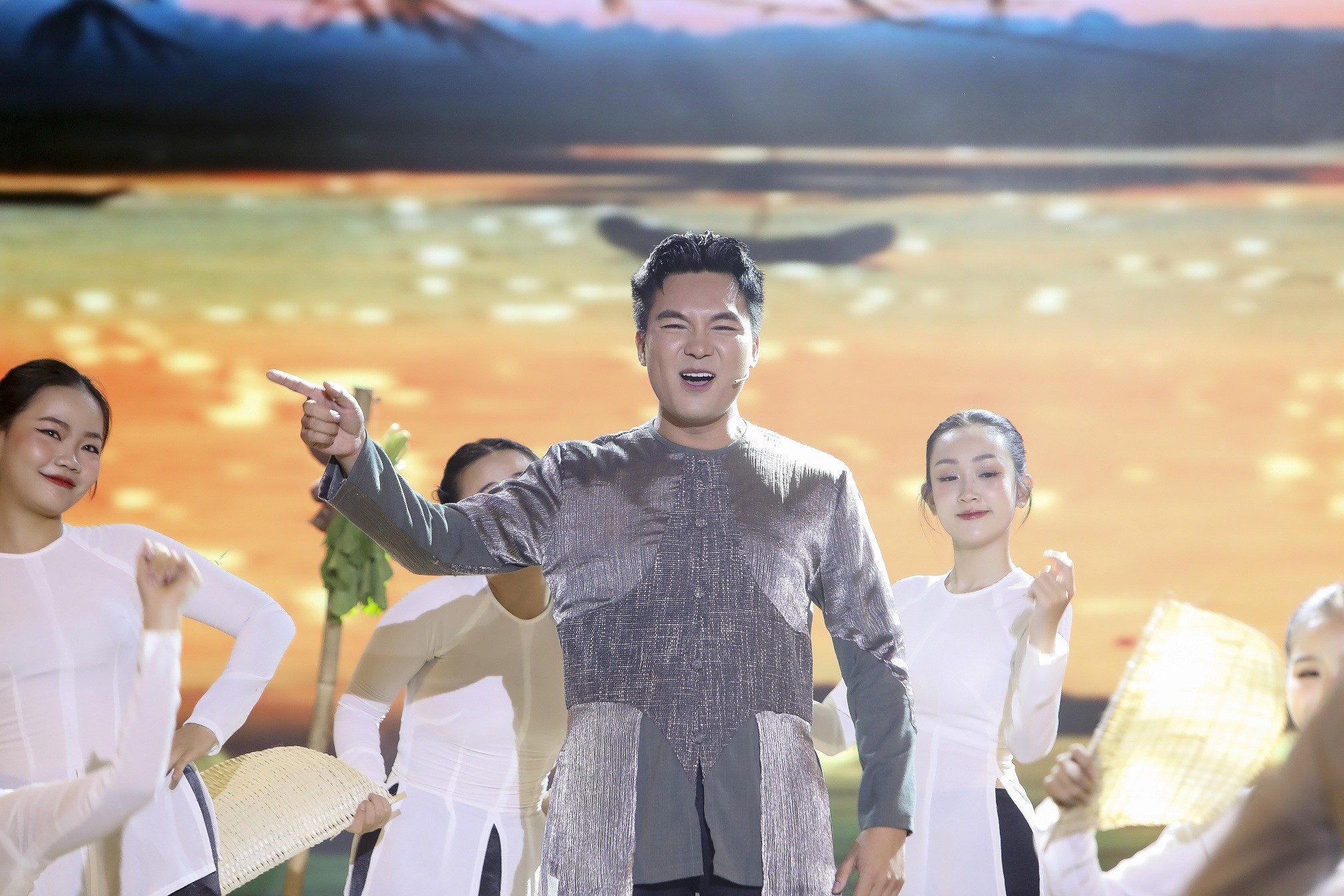 'Tình Bolero 2025': Diễn viên Hiền Trang biến hóa liên tục, thay trang phục 2 lần trên sân khấu