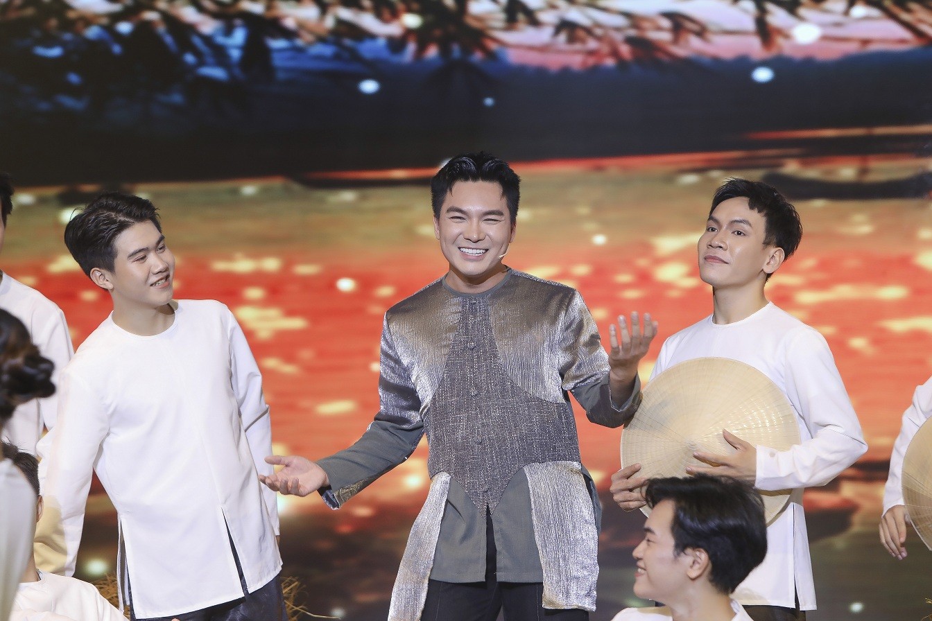 'Tình Bolero 2025': Diễn viên Hiền Trang biến hóa liên tục, thay trang phục 2 lần trên sân khấu