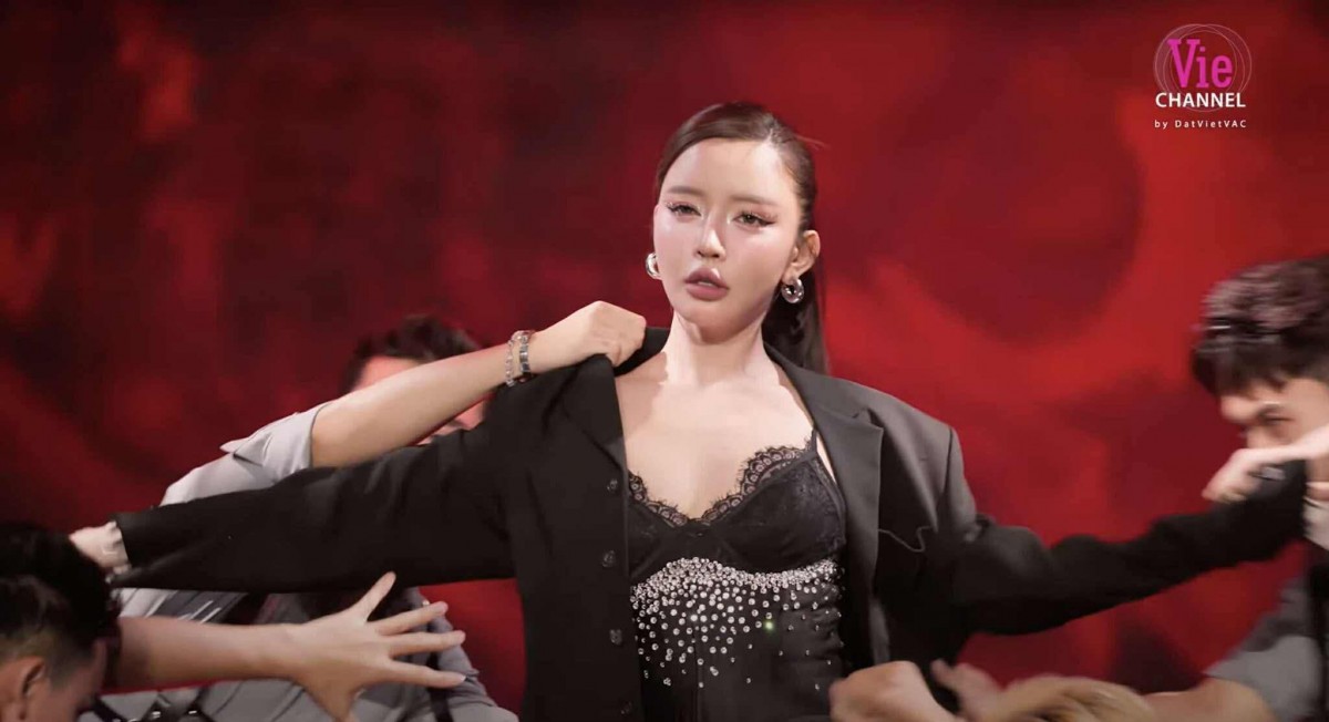 Phương Ly, Bích Phương gây sốt với màn dance battle đầy quyến rũ