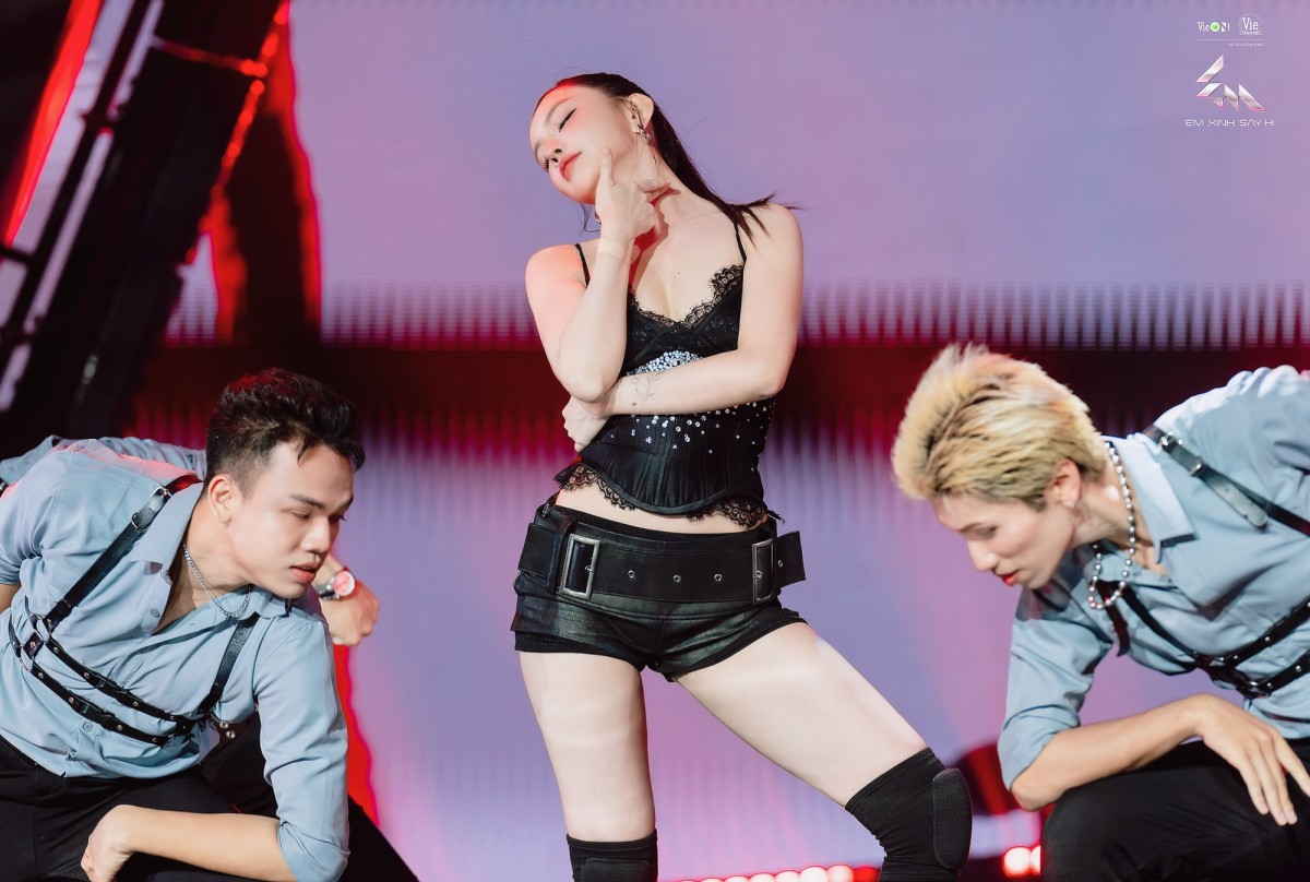 Phương Ly, Bích Phương gây sốt với màn dance battle đầy quyến rũ