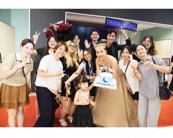 Thanh Hằng được fan 'đánh úp' lúc nửa đêm mừng sinh nhật