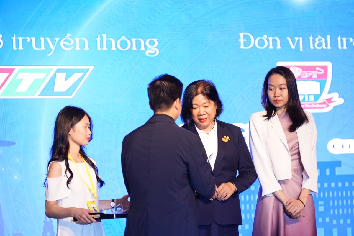 Dàn ban giám khảo và khách mời VIP trên thảm đỏ Gala Media24h 2025