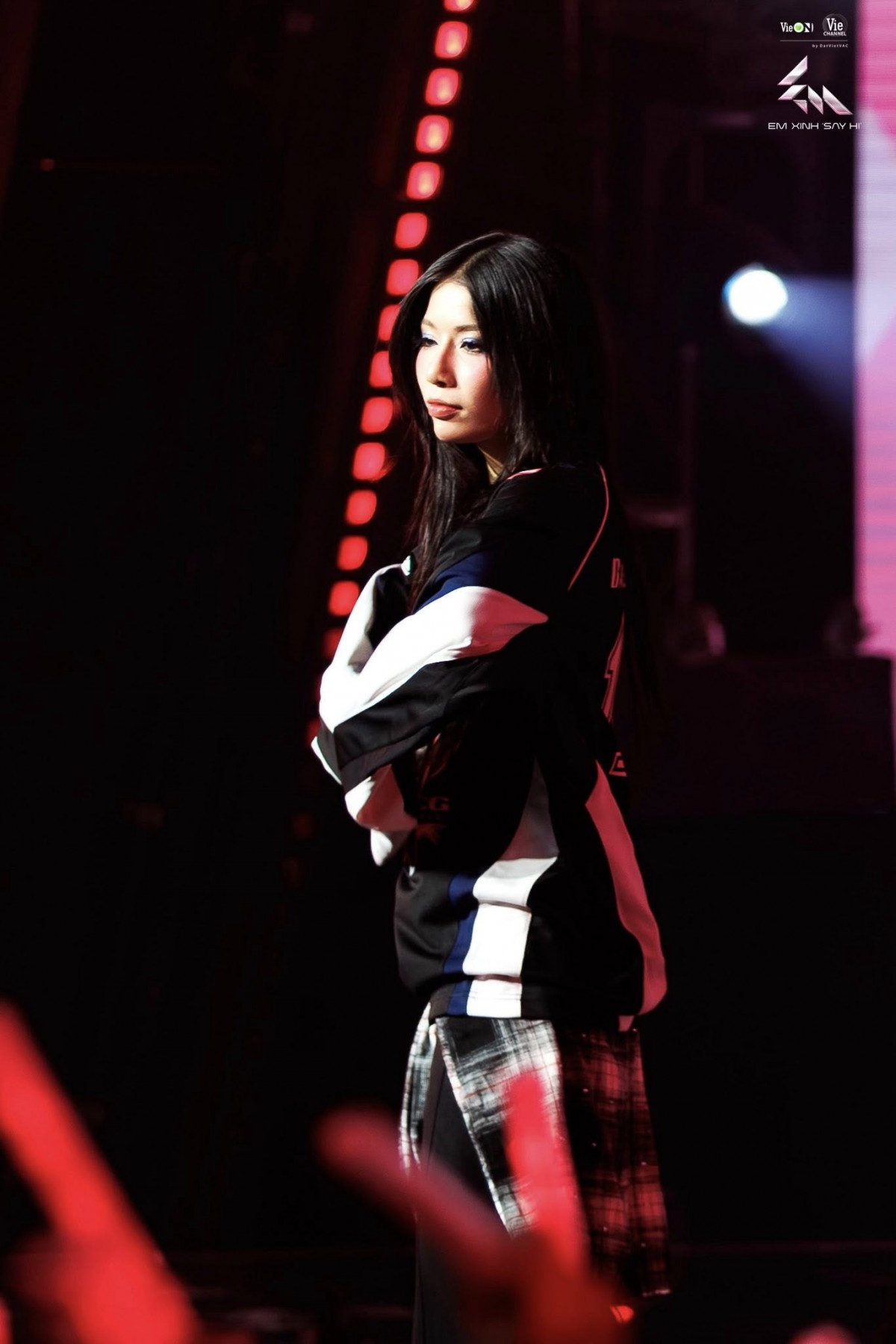 Lyhan gây tranh cãi vì được tung hô quá mức?