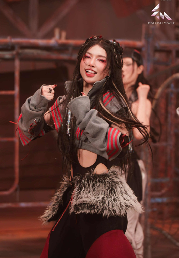 Lyhan gây tranh cãi vì được tung hô quá mức?