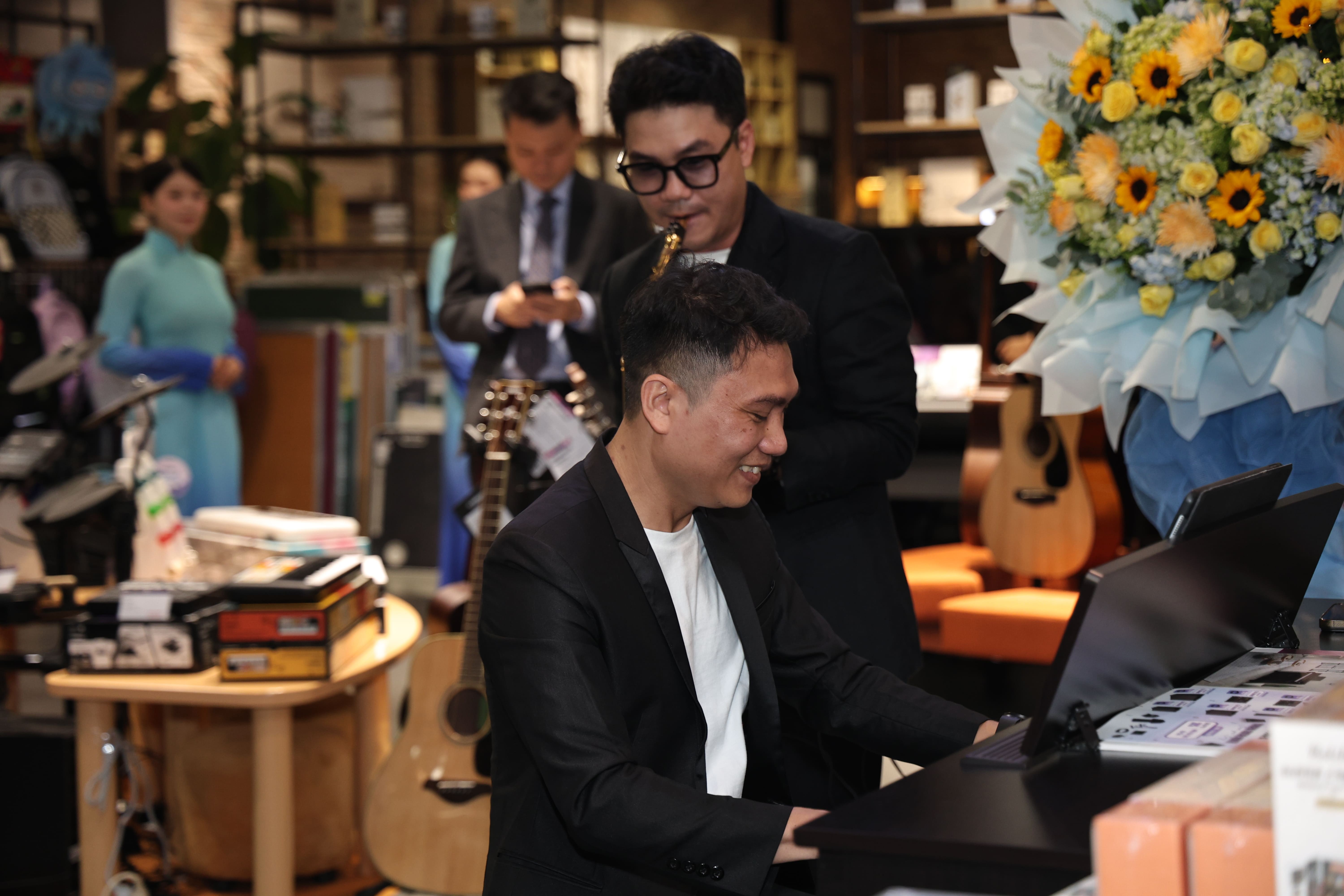 Hai nghệ sĩ pianist Hà Nguyễn và saxophone Hà Bùi trình diễn tại không gian âm nhạc Yamaha thứ 5 - Nhà sách Phương Nam