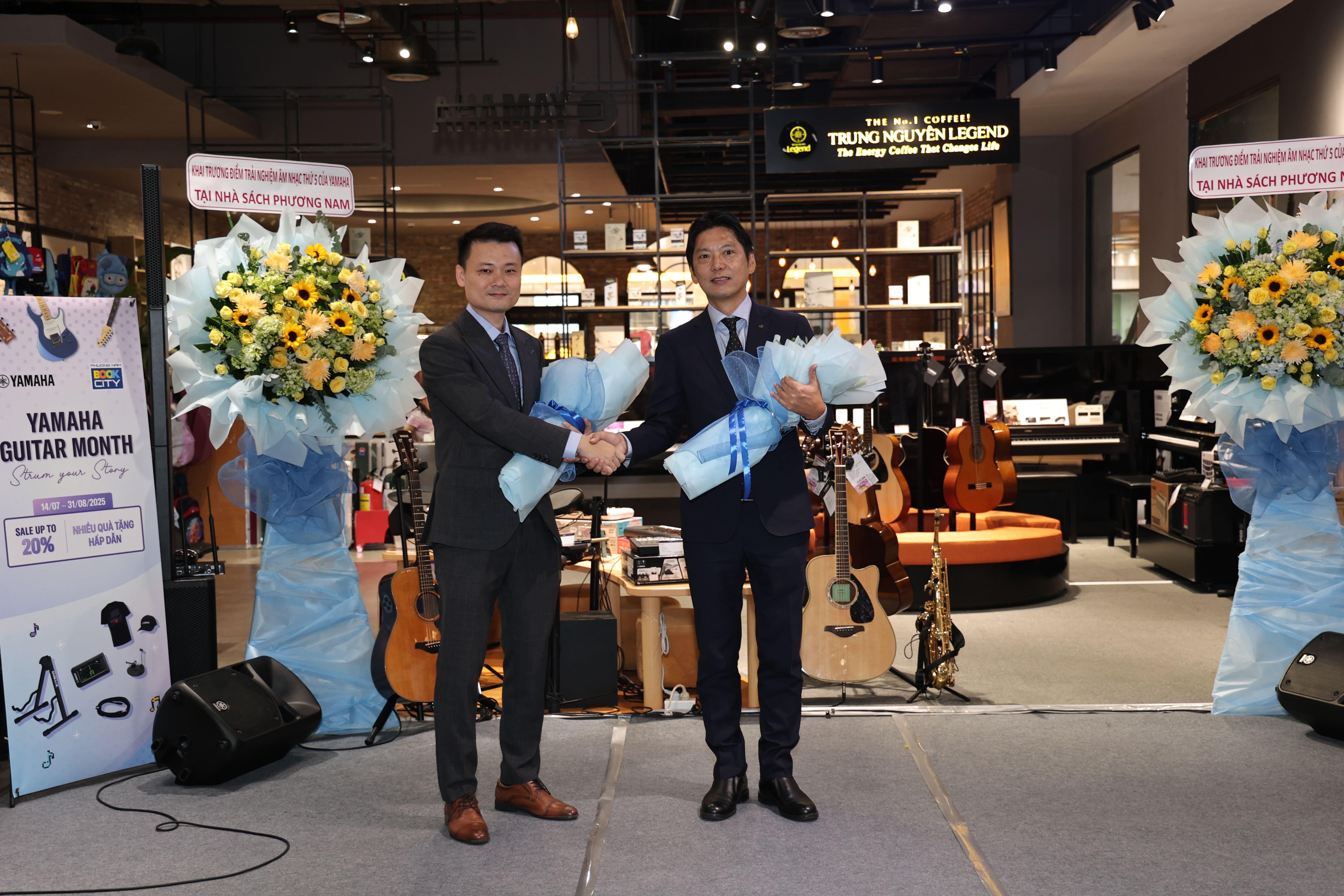 Hai nghệ sĩ pianist Hà Nguyễn và saxophone Hà Bùi trình diễn tại không gian âm nhạc Yamaha thứ 5 - Nhà sách Phương Nam