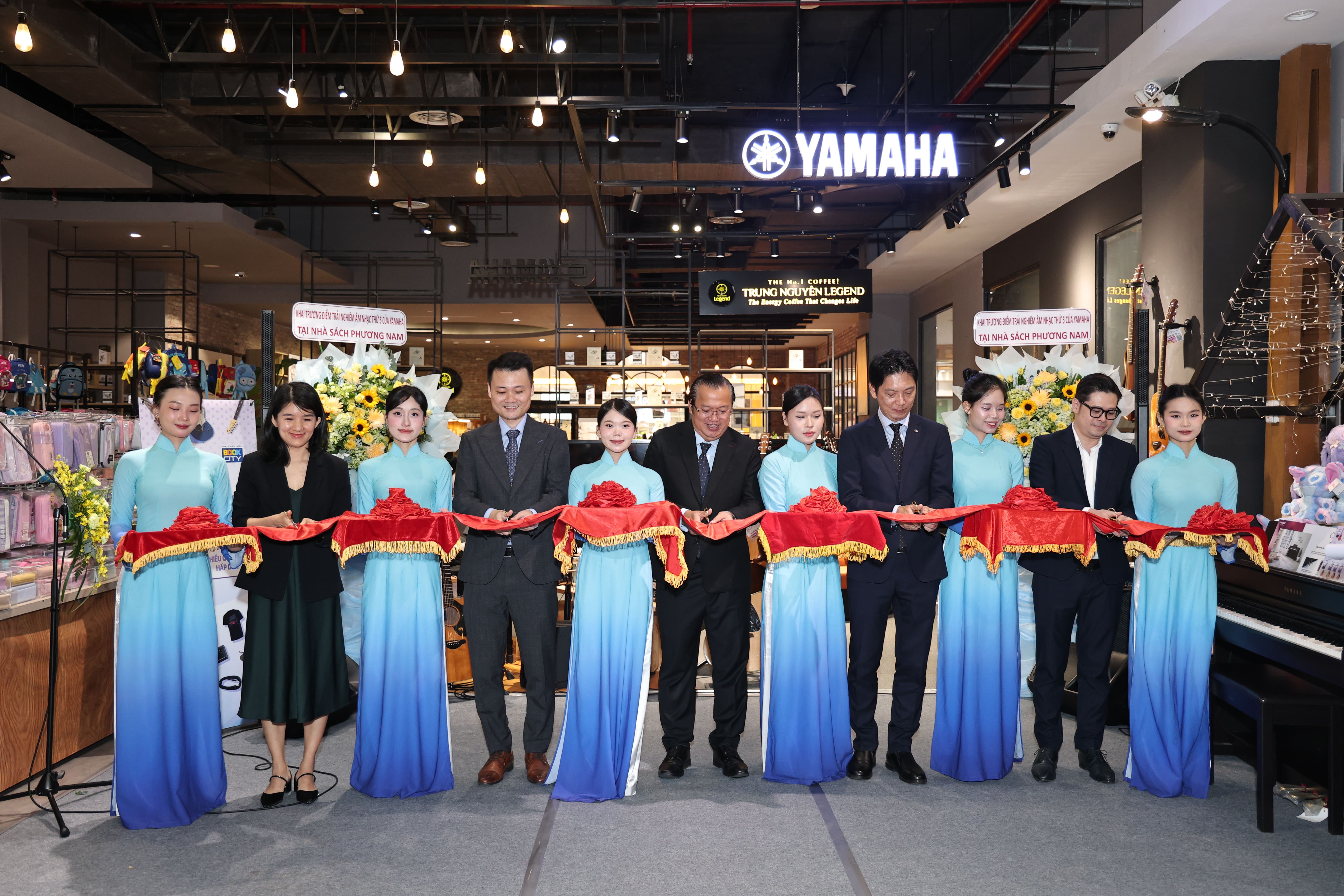 Hai nghệ sĩ pianist Hà Nguyễn và saxophone Hà Bùi trình diễn tại không gian âm nhạc Yamaha thứ 5 - Nhà sách Phương Nam