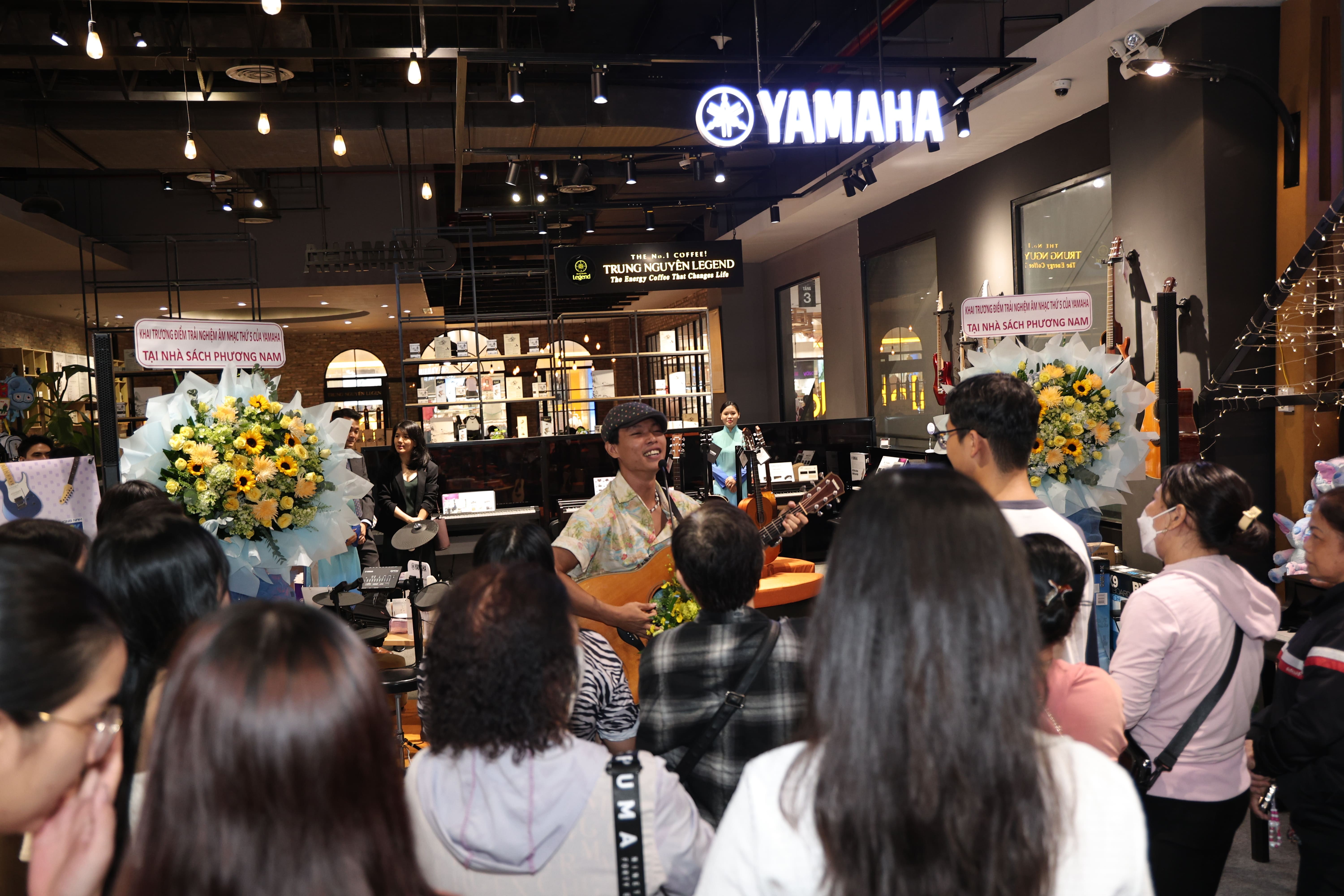 Hai nghệ sĩ pianist Hà Nguyễn và saxophone Hà Bùi trình diễn tại không gian âm nhạc Yamaha thứ 5 - Nhà sách Phương Nam