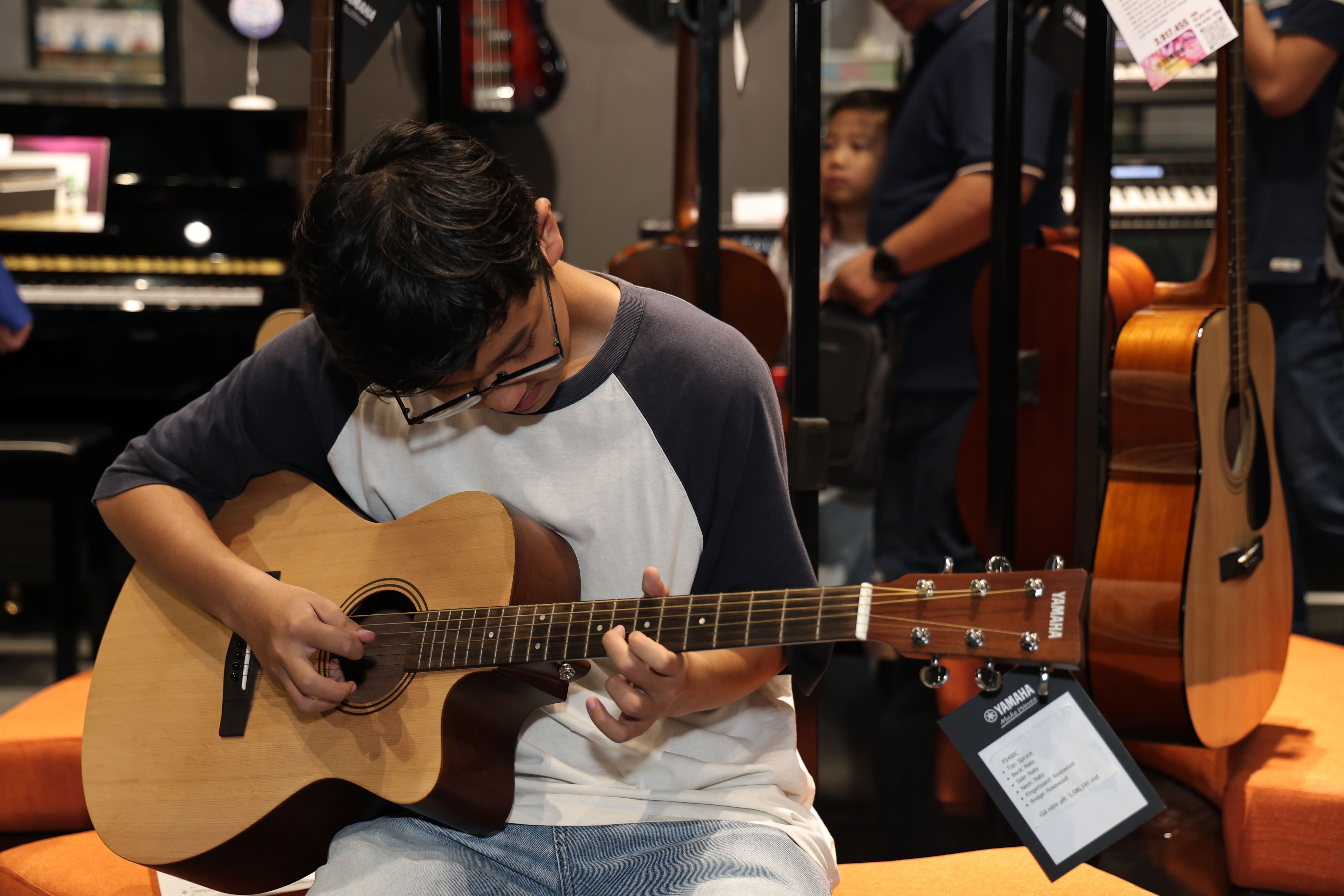 Hai nghệ sĩ pianist Hà Nguyễn và saxophone Hà Bùi trình diễn tại không gian âm nhạc Yamaha thứ 5 - Nhà sách Phương Nam