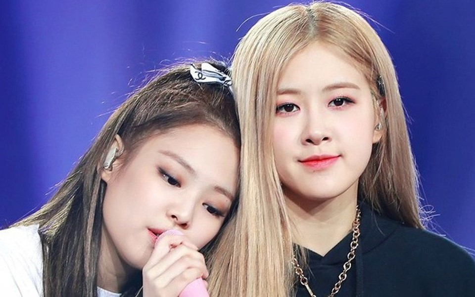 Jennie tương tác dễ thương cùng Rosé, đập tan tin đồn BlackPink bất hòa