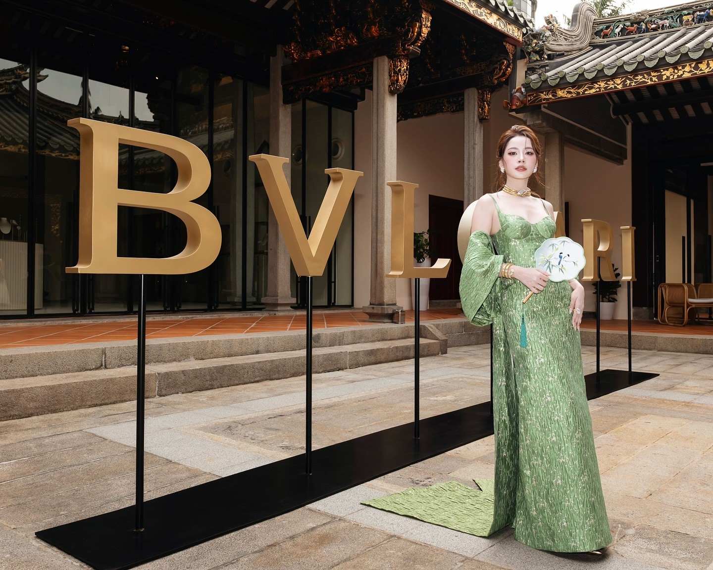 Chi Pu gây bão: Nhan sắc và thần thái 'cân' hết dàn sao Quốc tế