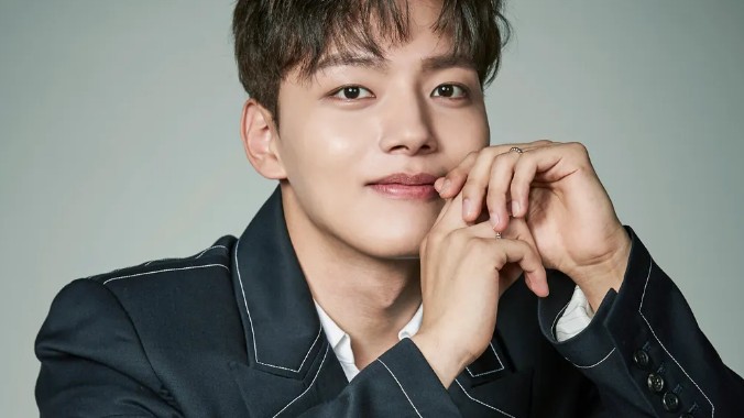 Nam thần Hàn Quốc gây tranh cãi khi theo dõi tài khoản khiêu dâm