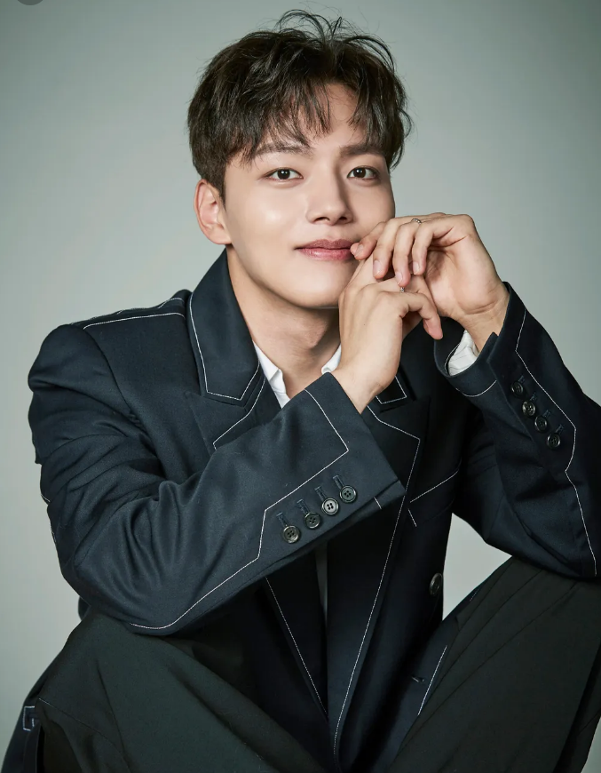 Nam thần Hàn Quốc gây tranh cãi khi theo dõi tài khoản khiêu dâm