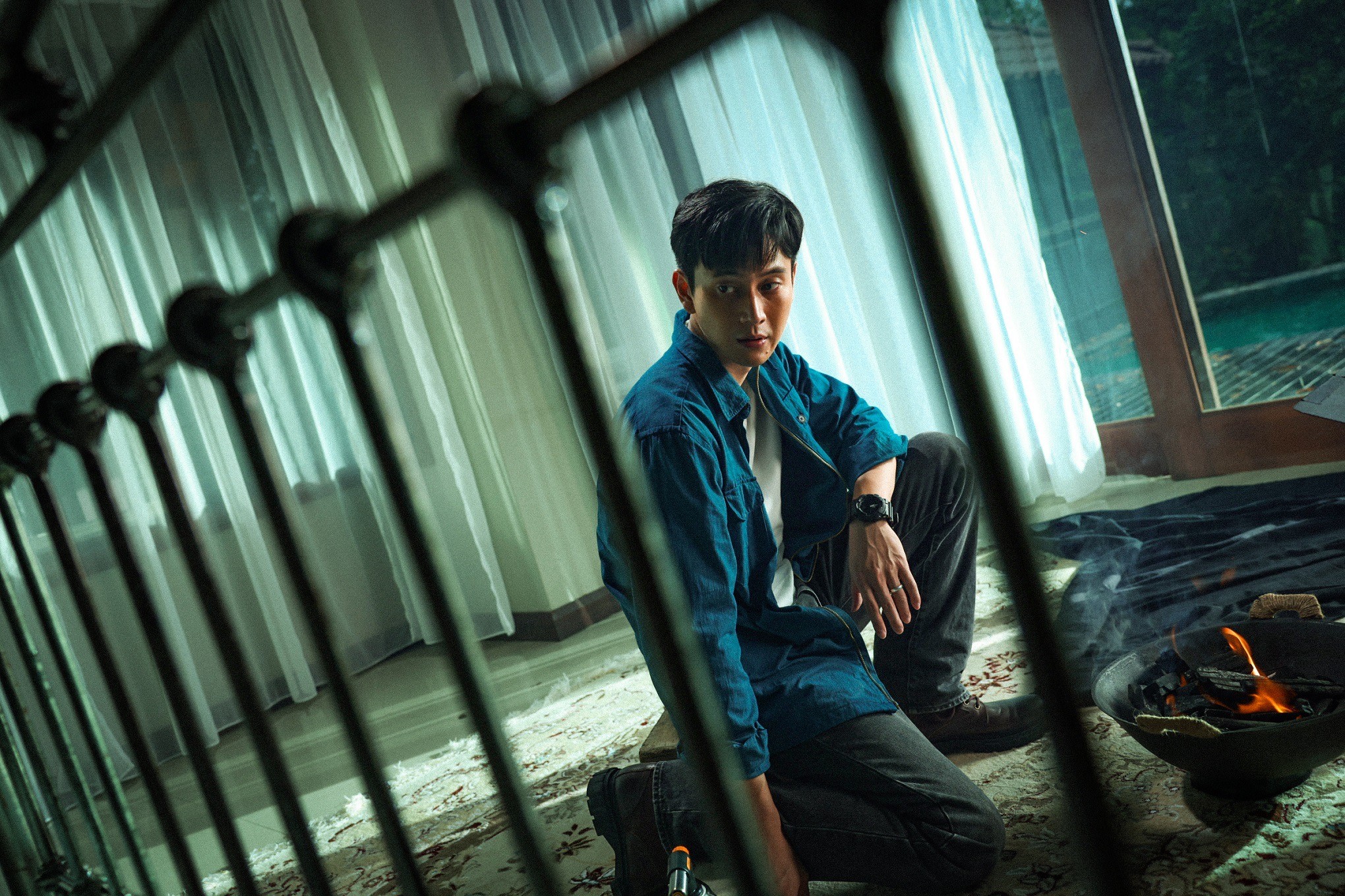 Cổ Thiên Lạc trở lại với vai thám tử u uất: Phim mới khiến khán giả vừa sợ, vừa thương